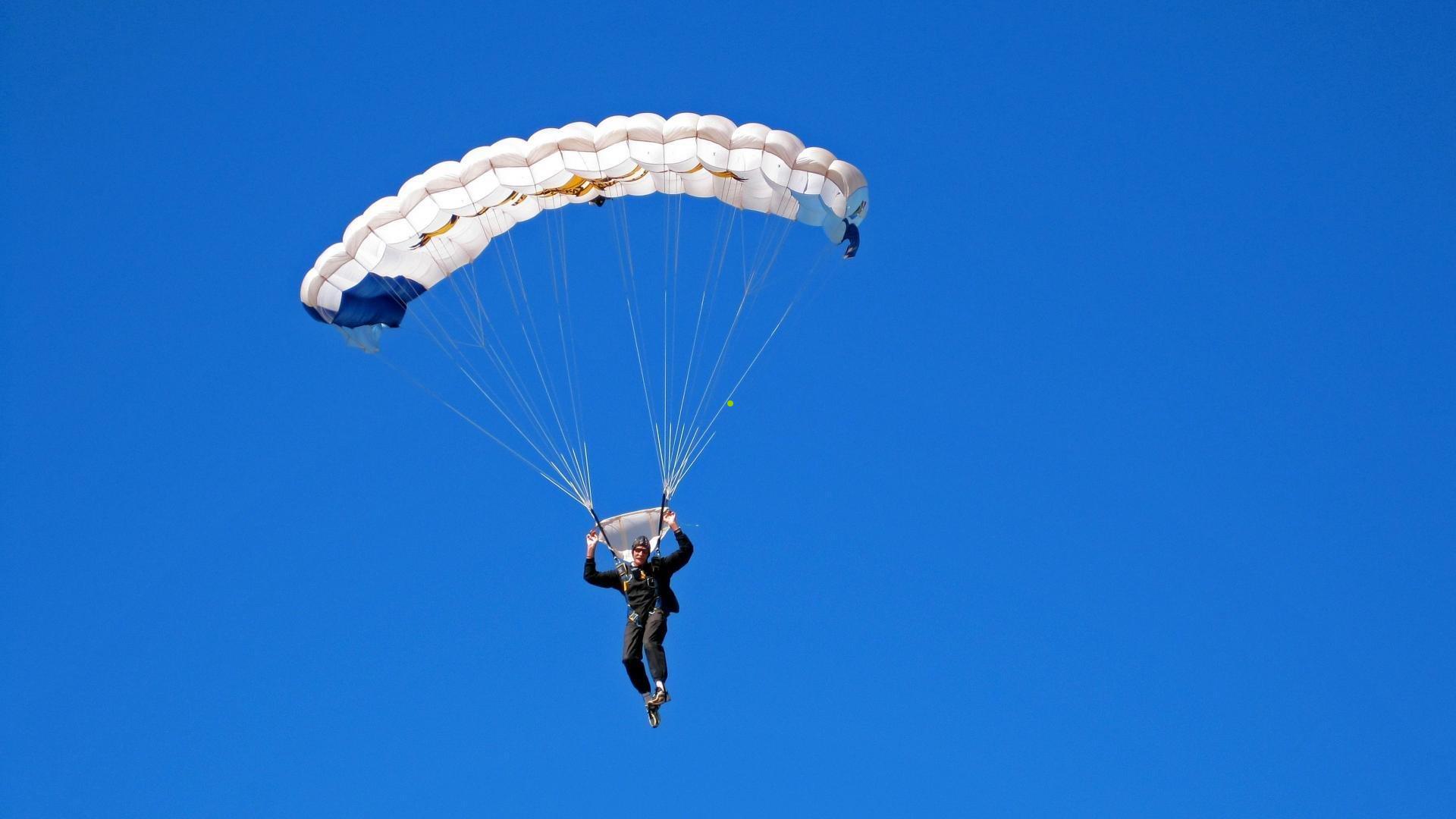 凯恩压哨救主，拜仁德甲激战柏林联合延续不败征程